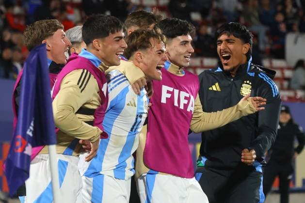 Futbol, Mexico vs Argentina. Mundial sub 20, Chile 2025. El jugador de Argentina Mateo Silvetti, centro, celebra con sus companeros tras marcar un gol contra Mexico durante un partido de cuartos de final del mundial sub 20 disputado en el estadio Nacional de Santiago, Chile. 11 10 2025 Jonnathan Oyarzun Photosport Football, Mexico vs Argentina. U-20 World Cup Championship. Argentina™s player Mateo Silvetti, center, celebrates with teammates after scoring against Mexico during a quarterfinal match of the U-20 World Cup at the Nacional stadium in Santiago, Chile. 11 10 2025 Jonnathan Oyarzun Photosport Mexico vs Argentina, mundial sub 20 Chile 2025