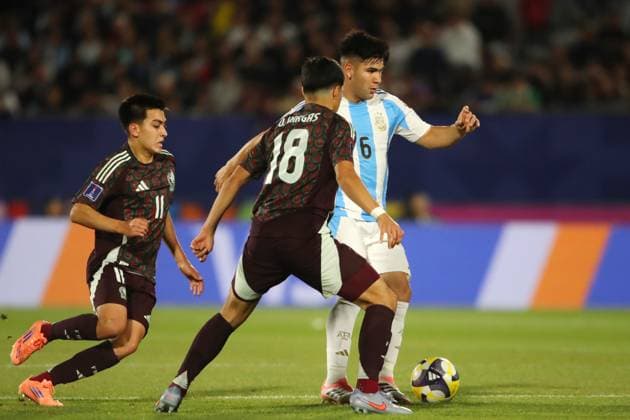 Futbol, Mexico vs Argentina. Mundial sub 20, Chile 2025. El jugador de Argentina Juan Villalba es fotografiado durante un partido de cuartos de final del mundial sub 20 contra Mexico disputado en el estadio Nacional de Santiago, Chile. 11 10 2025 Jonnathan Oyarzun Photosport Football, Mexico vs Argentina. U-20 World Cup Championship. Argentina™s player Juan Villalba is pictured during a quarterfinal match of the U-20 World Cup against Mexico at the Nacional stadium in Santiago, Chile. 11 10 2025 Jonnathan Oyarzun Photosport Mexico vs Argentina, mundial sub 20 Chile 2025 