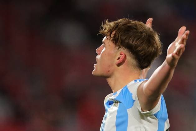 Futbol, Mexico vs Argentina. Mundial sub 20, Chile 2025. El jugador de Argentina Mateo Silvetti, centro, celebra tras marcar un gol contra Mexico durante un partido de cuartos de final del mundial sub 20 disputado en el estadio Nacional de Santiago, Chile. 11 10 2025 Jonnathan Oyarzun Photosport Football, Mexico vs Argentina. U-20 World Cup Championship. Argentina™s player Mateo Silvetti, center, celebrates after scoring against Mexico during a quarterfinal match of the U-20 World Cup at the Nacional stadium in Santiago, Chile. 11 10 2025 Jonnathan Oyarzun Photosport Mexico vs Argentina, mundial sub 20 Chile 2025