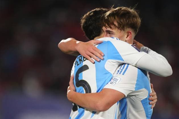 Futbol, Mexico vs Argentina. Mundial sub 20, Chile 2025. El jugador de Argentina Mateo Silvetti, centro, celebra tras marcar un gol contra Mexico durante un partido de cuartos de final del mundial sub 20 disputado en el estadio Nacional de Santiago, Chile. 11 10 2025 Jonnathan Oyarzun Photosport Football, Mexico vs Argentina. U-20 World Cup Championship. Argentina™s player Mateo Silvetti, center, celebrates after scoring against Mexico during a quarterfinal match of the U-20 World Cup at the Nacional stadium in Santiago, Chile. 11 10 2025 Jonnathan Oyarzun Photosport Mexico vs Argentina, mundial sub 20 Chile 2025