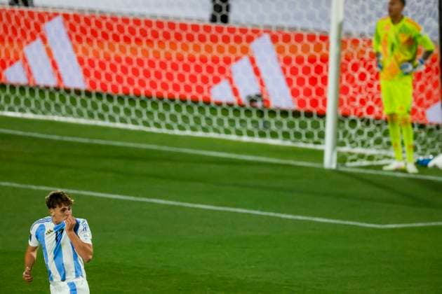Futbol, Mexico vs Argentina. Mundial sub 20, Chile 2025. El jugador de Argentina Mateo Silvetti, izquierda, celebra tras marcar un gol contra Mexico durante un partido de eliminacion directa de los cuartos de final del mundial sub 20 realizado en el estadio Nacional de Santiago, Chile. 11 10 2025 Andres Pina Photosport Football, Mexico vs Argentina. U-20 World Cup Championship. Argentina™s player Mateo Silvetti, left, celebrates after scoring against Mexico during a U-20 World Cup, quarter final knock out match, at the Nacional stadium in Santiago, Chile. 11 10 2025 Andres Pina Photosport Mexico vs Argentina, mundial sub 20 Chile 2025
