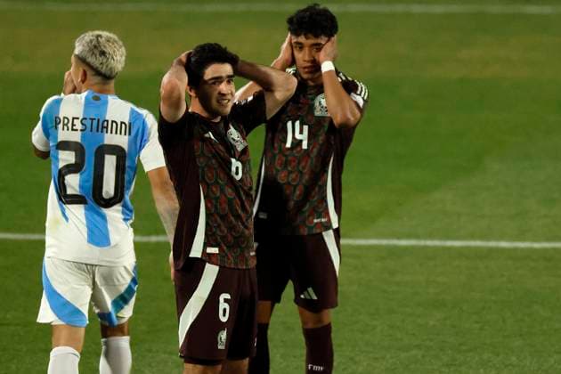 Futbol, Mexico vs Argentina. Mundial sub 20, Chile 2025. El jugador de Mexico Cesar Garza, centro, se lamenta tras desperdiciar una ocasion de gol contra Argentina durante un partido de eliminacion directa de los cuartos de final del mundial sub 20 disputado en el estadio Nacional de Santiago, Chile. 11 10 2025 Andres Pina Photosport Football, Mexico vs Argentina. U-20 World Cup Championship. Mexico™s player Cesar Garza, center, reacts after wasting a chance of goal against Argentina during a U-20 World Cup, quarter final knock out match, at the Nacional stadium in Santiago, Chile. 11 10 2025 Andres Pina Photosport Mexico vs Argentina, mundial sub 20 Chile 2025