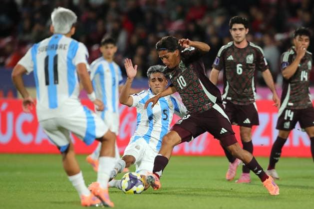 Futbol, Mexico vs Argentina. Mundial sub 20, Chile 2025. El jugador de Mexico Yael Padilla, centro, disputa el balon con Milton Delgado de Argentina durante un partido de cuartos de final del mundial sub 20 realizado en el estadio Nacional de Santiago, Chile. 11 10 2025 Jonnathan Oyarzun Photosport Football, Mexico vs Argentina. U-20 World Cup Championship. Mexico™s player Yael Padilla, center, vies for the ball against Milton Delgado of Argentina during a quarterfinal match of the U-20 World Cup at the Nacional stadium in Santiago, Chile. 11 10 2025 Jonnathan Oyarzun Photosport Mexico vs Argentina, mundial sub 20 Chile 2025