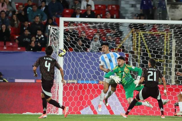 Futbol, Mexico vs Argentina. Mundial sub 20, Chile 2025. El jugador de Argentina Santino Barbi es fotografiado durante un partido de cuartos de final del mundial sub 20 contra Mexico disputado en el estadio Nacional de Santiago, Chile. 11 10 2025 Jonnathan Oyarzun Photosport Football, Mexico vs Argentina. U-20 World Cup Championship. Argentina™s player Santino Barbi is pictured during a quarterfinal match of the U-20 World Cup against Mexico at the Nacional stadium in Santiago, Chile. 11 10 2025 Jonnathan Oyarzun Photosport Mexico vs Argentina, mundial sub 20 Chile 2025 