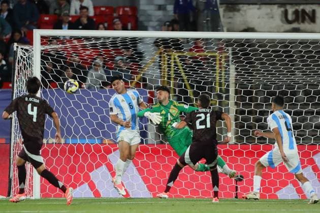 Futbol, Mexico vs Argentina. Mundial sub 20, Chile 2025. El jugador de Argentina Santino Barbi es fotografiado durante un partido de cuartos de final del mundial sub 20 contra Mexico disputado en el estadio Nacional de Santiago, Chile. 11 10 2025 Jonnathan Oyarzun Photosport Football, Mexico vs Argentina. U-20 World Cup Championship. Argentina™s player Santino Barbi is pictured during a quarterfinal match of the U-20 World Cup against Mexico at the Nacional stadium in Santiago, Chile. 11 10 2025 Jonnathan Oyarzun Photosport Mexico vs Argentina, mundial sub 20 Chile 2025 