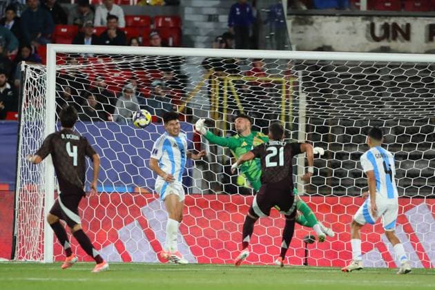 Futbol, Mexico vs Argentina. Mundial sub 20, Chile 2025. El jugador de Argentina Santino Barbi es fotografiado durante un partido de cuartos de final del mundial sub 20 contra Mexico disputado en el estadio Nacional de Santiago, Chile. 11 10 2025 Jonnathan Oyarzun Photosport Football, Mexico vs Argentina. U-20 World Cup Championship. Argentina™s player Santino Barbi is pictured during a quarterfinal match of the U-20 World Cup against Mexico at the Nacional stadium in Santiago, Chile. 11 10 2025 Jonnathan Oyarzun Photosport Mexico vs Argentina, mundial sub 20 Chile 2025 