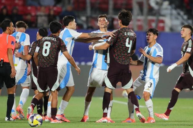 Futbol, Mexico vs Argentina. Mundial sub 20, Chile 2025. El jugador de Mexico Diego Ochoa, centro, discute con Mateo Silvetti de Argentina durante un partido de cuartos de final del mundial sub 20 realizado en el estadio Nacional de Santiago, Chile. 11 10 2025 Jonnathan Oyarzun Photosport Football, Mexico vs Argentina. U-20 World Cup Championship. Mexico™s player Diego Ochoa, center, discuss against Mateo Silvetti of Argentina during a quarterfinal match of the U-20 World Cup at the Nacional stadium in Santiago, Chile. 11 10 2025 Jonnathan Oyarzun Photosport Mexico vs Argentina, mundial sub 20 Chile 2025