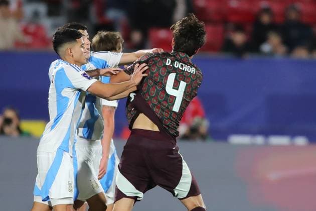 Futbol, Mexico vs Argentina. Mundial sub 20, Chile 2025. El jugador de Mexico Diego Ochoa, centro, discute con Mateo Silvetti de Argentina durante un partido de cuartos de final del mundial sub 20 realizado en el estadio Nacional de Santiago, Chile. 11 10 2025 Jonnathan Oyarzun Photosport Football, Mexico vs Argentina. U-20 World Cup Championship. Mexico™s player Diego Ochoa, center, discuss against Mateo Silvetti of Argentina during a quarterfinal match of the U-20 World Cup at the Nacional stadium in Santiago, Chile. 11 10 2025 Jonnathan Oyarzun Photosport Mexico vs Argentina, mundial sub 20 Chile 2025