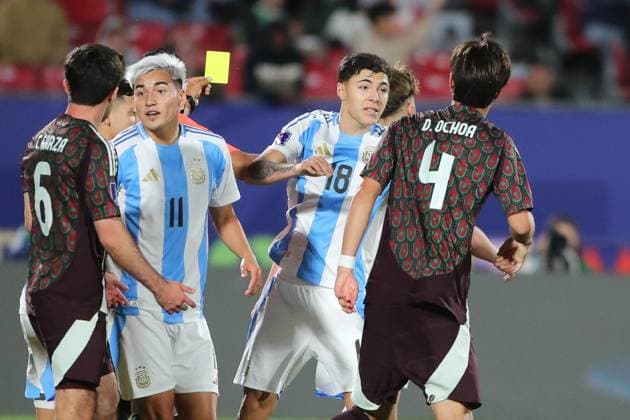 Futbol, Mexico vs Argentina. Mundial sub 20, Chile 2025. El jugador de Mexico Diego Ochoa, centro, discute con Mateo Silvetti de Argentina durante un partido de cuartos de final del mundial sub 20 realizado en el estadio Nacional de Santiago, Chile. 11 10 2025 Jonnathan Oyarzun Photosport Football, Mexico vs Argentina. U-20 World Cup Championship. Mexico™s player Diego Ochoa, center, discuss against Mateo Silvetti of Argentina during a quarterfinal match of the U-20 World Cup at the Nacional stadium in Santiago, Chile. 11 10 2025 Jonnathan Oyarzun Photosport Mexico vs Argentina, mundial sub 20 Chile 2025