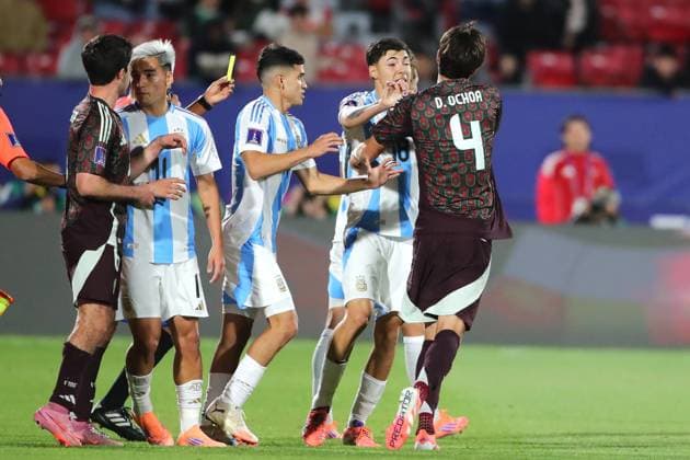 Futbol, Mexico vs Argentina. Mundial sub 20, Chile 2025. El jugador de Mexico Diego Ochoa, centro, discute con Mateo Silvetti de Argentina durante un partido de cuartos de final del mundial sub 20 realizado en el estadio Nacional de Santiago, Chile. 11 10 2025 Jonnathan Oyarzun Photosport Football, Mexico vs Argentina. U-20 World Cup Championship. Mexico™s player Diego Ochoa, center, discuss against Mateo Silvetti of Argentina during a quarterfinal match of the U-20 World Cup at the Nacional stadium in Santiago, Chile. 11 10 2025 Jonnathan Oyarzun Photosport Mexico vs Argentina, mundial sub 20 Chile 2025