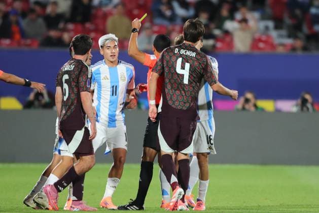 Futbol, Mexico vs Argentina. Mundial sub 20, Chile 2025. El jugador de Mexico Diego Ochoa, centro, discute con Mateo Silvetti de Argentina durante un partido de cuartos de final del mundial sub 20 realizado en el estadio Nacional de Santiago, Chile. 11 10 2025 Jonnathan Oyarzun Photosport Football, Mexico vs Argentina. U-20 World Cup Championship. Mexico™s player Diego Ochoa, center, discuss against Mateo Silvetti of Argentina during a quarterfinal match of the U-20 World Cup at the Nacional stadium in Santiago, Chile. 11 10 2025 Jonnathan Oyarzun Photosport Mexico vs Argentina, mundial sub 20 Chile 2025