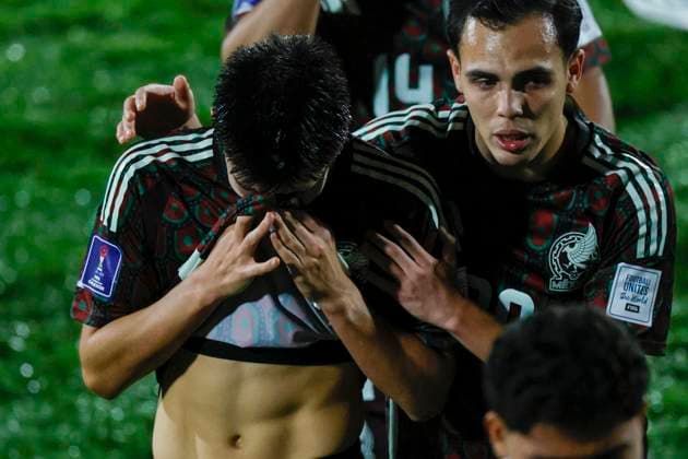 Futbol, Mexico vs Argentina. Mundial sub 20, Chile 2025. El jugador de Mexico Gilberto Mora, izquierda, y Hugo Camberos lamentan la derrota contra Argentina tras un partido de eliminacion directa de los cuartos de final del mundial sub 20 disputado en el estadio Nacional de Santiago, Chile. 11 10 2025 Andres Pina Photosport Football, Mexico vs Argentina. U-20 World Cup Championship. Mexico™s player Gilberto Mora, left, and Hugo Camberos react loosing against Argentina after a U-20 World Cup, quarter final knock out match, at the Nacional stadium in Santiago, Chile. 11 10 2025 Andres Pina Photosport Mexico vs Argentina, mundial sub 20 Chile 2025