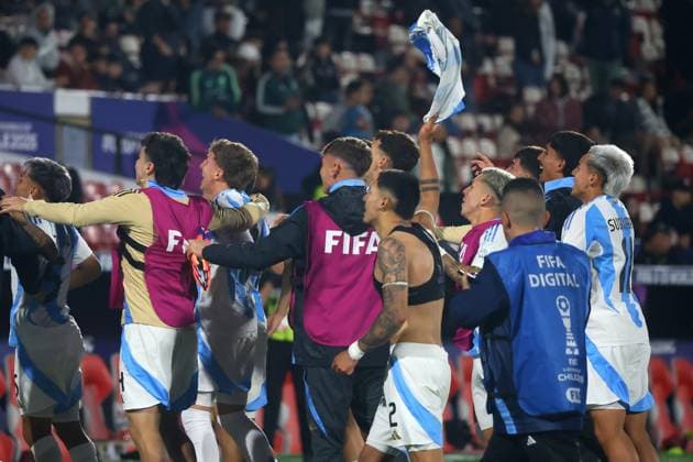 Futbol, Mexico vs Argentina. Mundial sub 20, Chile 2025. Los jugadores de Argentina celebran el triunfo durante un partido de cuartos de final del mundial sub 20 contra Mexico disputado en el estadio Nacional de Santiago, Chile. 11 10 2025 Jonnathan Oyarzun Photosport Football, Mexico vs Argentina. U-20 World Cup Championship. Argentina™s players reacts after winning during a quarterfinal match of the U-20 World Cup against Mexico at the Nacional stadium in Santiago, Chile. 11 10 2025 Jonnathan Oyarzun Photosport Mexico vs Argentina, mundial sub 20 Chile 2025 