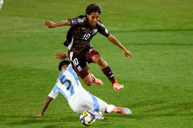 Futbol, Mexico vs Argentina. Mundial sub 20, Chile 2025. El jugador de Mexico Yael Padilla, arriba, disputa el balon con Milton Delgado de Argentina durante un partido de eliminacion directa de los cuartos de final del mundial sub 20 realizado en el estadio Nacional de Santiago, Chile. 11 10 2025 Andres Pina Photosport Football, Mexico vs Argentina. U-20 World Cup Championship. Mexico™s player Yael Padilla, top, vies for the ball with Milton Delgado of Argentina during a U-20 World Cup, quarter final knock out match, at the Nacional stadium in Santiago, Chile. 11 10 2025 Andres Pina Photosport Mexico vs Argentina, mundial sub 20 Chile 2025