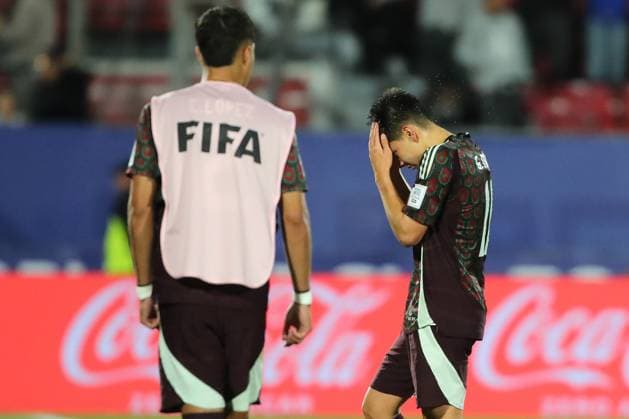 Futbol, Mexico vs Argentina. Mundial sub 20, Chile 2025. Los jugadores de Mexico lamentan la derrota durante un partido de cuartos de final del mundial sub 20 contra Argentina disputado en el estadio Nacional de Santiago, Chile. 11 10 2025 Jonnathan Oyarzun Photosport Football, Mexico vs Argentina. U-20 World Cup Championship. Mexico™s players reacts after loosing during a quarterfinal match of the U-20 World Cup against Argentina at the Nacional stadium in Santiago, Chile. 11 10 2025 Jonnathan Oyarzun Photosport Mexico vs Argentina, mundial sub 20 Chile 2025 