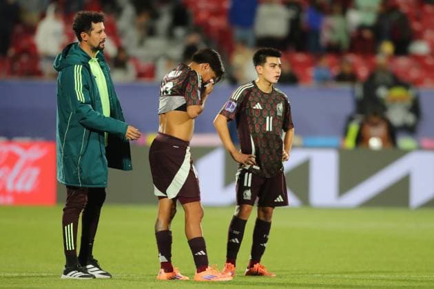 Futbol, Mexico vs Argentina. Mundial sub 20, Chile 2025. Los jugadores de Mexico lamentan la derrota durante un partido de cuartos de final del mundial sub 20 contra Argentina disputado en el estadio Nacional de Santiago, Chile. 11 10 2025 Jonnathan Oyarzun Photosport Football, Mexico vs Argentina. U-20 World Cup Championship. Mexico™s players reacts after loosing during a quarterfinal match of the U-20 World Cup against Argentina at the Nacional stadium in Santiago, Chile. 11 10 2025 Jonnathan Oyarzun Photosport Mexico vs Argentina, mundial sub 20 Chile 2025 