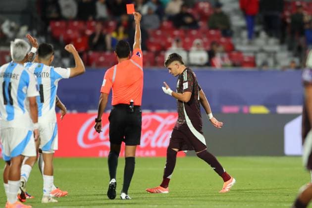 Futbol, Mexico vs Argentina. Mundial sub 20, Chile 2025. El arbitro Jalal Jayed dirige un partido de cuartos de final del mundial sub 20 entre Mexico y Argentina realizado en el estadio Nacional de Santiago, Chile. 11 10 2025 Jonnathan Oyarzun Photosport Football, Mexico vs Argentina. U-20 World Cup Championship. Referee Jalal Jayed leads a quarterfinal match of the U-20 World Cup between Mexico and Argentina at the Nacional stadium in Santiago, Chile. 11 10 2025 Jonnathan Oyarzun Photosport Mexico vs Argentina, mundial sub 20 Chile 2025 