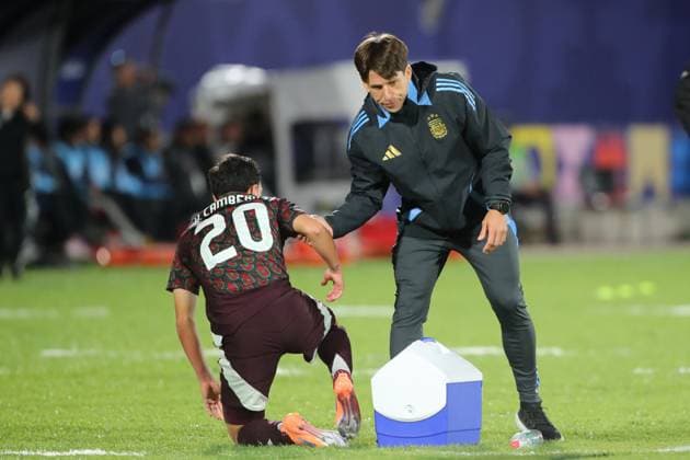 Futbol, Mexico vs Argentina. Mundial sub 20, Chile 2025. El entrenador de Argentina Diego Placente es fotografiado durante un partido de cuartos de final del mundial sub 20 contra Mexico disputado en el estadio Nacional de Santiago, Chile. 11 10 2025 Jonnathan Oyarzun Photosport Football, Mexico vs Argentina. U-20 World Cup Championship. Argentina™s manager Diego Placente is pictured during a quarterfinal match of the U-20 World Cup against Mexico at the Nacional stadium in Santiago, Chile. 11 10 2025 Jonnathan Oyarzun Photosport Mexico vs Argentina, mundial sub 20 Chile 2025 
