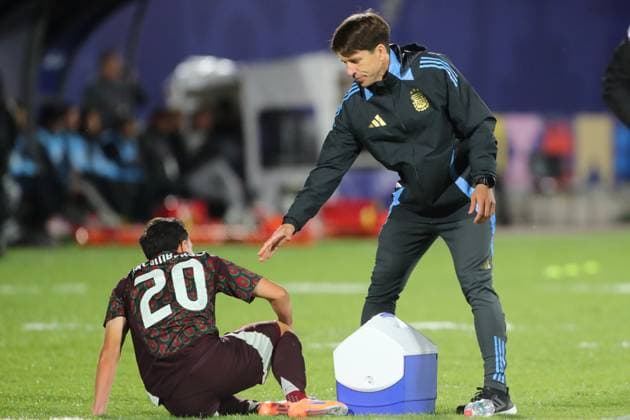Futbol, Mexico vs Argentina. Mundial sub 20, Chile 2025. El entrenador de Argentina Diego Placente es fotografiado durante un partido de cuartos de final del mundial sub 20 contra Mexico disputado en el estadio Nacional de Santiago, Chile. 11 10 2025 Jonnathan Oyarzun Photosport Football, Mexico vs Argentina. U-20 World Cup Championship. Argentina™s manager Diego Placente is pictured during a quarterfinal match of the U-20 World Cup against Mexico at the Nacional stadium in Santiago, Chile. 11 10 2025 Jonnathan Oyarzun Photosport Mexico vs Argentina, mundial sub 20 Chile 2025 