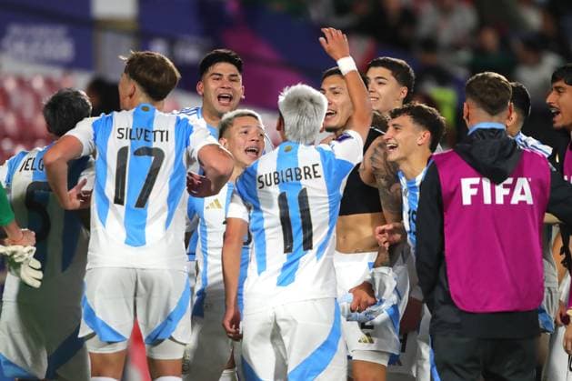 Futbol, Mexico vs Argentina. Mundial sub 20, Chile 2025. Los jugadores de Argentina celebran el triunfo durante un partido de cuartos de final del mundial sub 20 contra Mexico disputado en el estadio Nacional de Santiago, Chile. 11 10 2025 Jonnathan Oyarzun Photosport Football, Mexico vs Argentina. U-20 World Cup Championship. Argentina™s players reacts after winning during a quarterfinal match of the U-20 World Cup against Mexico at the Nacional stadium in Santiago, Chile. 11 10 2025 Jonnathan Oyarzun Photosport Mexico vs Argentina, mundial sub 20 Chile 2025 