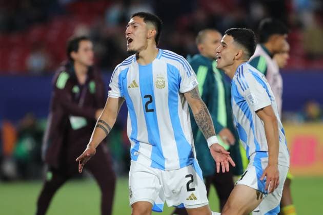 Futbol, Mexico vs Argentina. Mundial sub 20, Chile 2025. Los jugadores de Argentina celebran el triunfo durante un partido de cuartos de final del mundial sub 20 contra Mexico disputado en el estadio Nacional de Santiago, Chile. 11 10 2025 Jonnathan Oyarzun Photosport Football, Mexico vs Argentina. U-20 World Cup Championship. Argentina™s players reacts after winning during a quarterfinal match of the U-20 World Cup against Mexico at the Nacional stadium in Santiago, Chile. 11 10 2025 Jonnathan Oyarzun Photosport Mexico vs Argentina, mundial sub 20 Chile 2025 