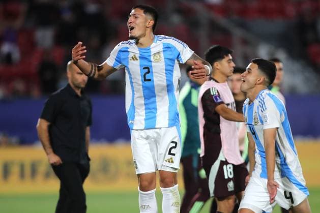Futbol, Mexico vs Argentina. Mundial sub 20, Chile 2025. Los jugadores de Argentina celebran el triunfo durante un partido de cuartos de final del mundial sub 20 contra Mexico disputado en el estadio Nacional de Santiago, Chile. 11 10 2025 Jonnathan Oyarzun Photosport Football, Mexico vs Argentina. U-20 World Cup Championship. Argentina™s players reacts after winning during a quarterfinal match of the U-20 World Cup against Mexico at the Nacional stadium in Santiago, Chile. 11 10 2025 Jonnathan Oyarzun Photosport Mexico vs Argentina, mundial sub 20 Chile 2025 