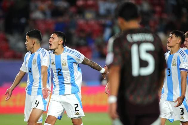 Futbol, Mexico vs Argentina. Mundial sub 20, Chile 2025. Los jugadores de Argentina celebran el triunfo durante un partido de cuartos de final del mundial sub 20 contra Mexico disputado en el estadio Nacional de Santiago, Chile. 11 10 2025 Jonnathan Oyarzun Photosport Football, Mexico vs Argentina. U-20 World Cup Championship. Argentina™s players reacts after winning during a quarterfinal match of the U-20 World Cup against Mexico at the Nacional stadium in Santiago, Chile. 11 10 2025 Jonnathan Oyarzun Photosport Mexico vs Argentina, mundial sub 20 Chile 2025 