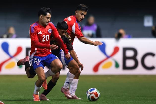 Futbol, Chile vs Peru Partido amistoso 2025 El jugador de la seleccion Chilena , Javier Altamirano, izquierda, disputa el balon con Maxloren Castro de Peru, durante el partido amistoso disputado en el Estadio Bicentenario de la Florida, Santiago, Chile. 10 10 2025 Felipe Zanca Photosport Football, Chile vs Peru 2025 friendly match Chile s player Javier Altamirano, Left, vies for the ball against Maxloren Castro of Peru during a friendly match at the Bicentenario Stadium in the Florida, Santiago, Chile. 10 10 2025 Felipe Zanca Photosport Chile vs Peru, amistoso 2025