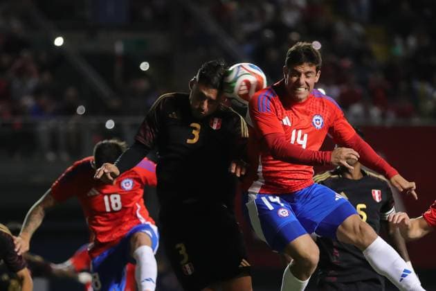 Futbol, Chile vs Peru Partido amistoso 2025 El jugador de la seleccion chilena Clemente Montes, derecha, disputa el balon con Erick Noriega de Peru, durante el partido amistoso disputado en el Estadio Bicentenario de la Florida, Santiago, Chile. 10 10 2025 Felipe Zanca Photosport Football, Chile vs Peru 2025 friendly match Chile s player Clemente Montes,, right, vies for the ball against Erick Noriega of Peru during a friendly match at the Bicentenario Stadium in the Florida, Santiago, Chile. 10 10 2025 Felipe Zanca Photosport Chile vs Peru, amistoso 2025