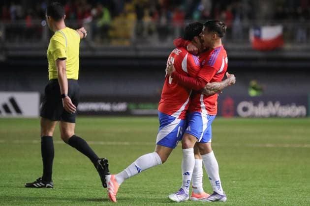 Futbol, Chile vs Peru Partido amistoso 2025 El jugador de la seleccion chilena Maximiliano Gutierrez, centro, celebra el gol, durante el partido amistoso disputado en el Estadio Bicentenario de la Florida, Santiago, Chile. 10 10 2025 Felipe Zanca Photosport Football, Chile vs Peru 2025 friendly match Chile s player Maximiliano Gutierrez, center, celebrate the goal during a friendly match at the Bicentenario Stadium in the Florida, Santiago, Chile. 10 10 2025 Felipe Zanca Photosport Chile vs Peru, amistoso 2025