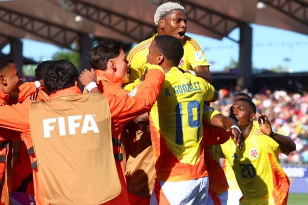 Futbol, Espana vs Colombia. Mundial sub 20, Chile 2025. El jugador de Colombia Neyser Villarreal, centro, celebra con sus companeros tras marcar un gol contra Espana durante un partido de cuartos de final del mundial sub 20 disputado en el estadio Fiscal de Talca, Chile. 11 10 2025 Eduardo Fortes Photosport Football, Spain vs Colombia. U-20 World Cup Championship. Colombian™s player Neyser Villarreal, center, celebrates with teammates after scoring against Spain during a round of 8 match of the U-20 World Cup at the Fiscal stadium in Talca, Chile. 11 10 2025 Eduardo Fortes Photosport Espana vs Colombia, mundial sub 20 Chile 2025