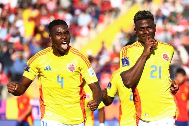 Futbol, Espana vs Colombia. Mundial sub 20, Chile 2025. El jugador de Colombia Neyser Villarreal, centro, celebra con sus companeros tras marcar un gol contra Espana durante un partido de cuartos de final del mundial sub 20 disputado en el estadio Fiscal de Talca, Chile. 11 10 2025 Eduardo Fortes Photosport Football, Spain vs Colombia. U-20 World Cup Championship. Colombian™s player Neyser Villarreal, center, celebrates with teammates after scoring against Spain during a round of 8 match of the U-20 World Cup at the Fiscal stadium in Talca, Chile. 11 10 2025 Eduardo Fortes Photosport Espana vs Colombia, mundial sub 20 Chile 2025