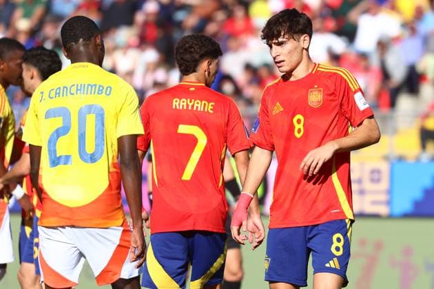 Futbol, Espana vs Colombia. Mundial sub 20, Chile 2025. El jugador de Espana Rodrigo Mendoza es fotografiado durante un partido de cuartos de final del mundial sub 20 contra Colombia disputado en el estadio Fiscal de Talca, Chile. 11 10 2025 Eduardo Fortes Photosport Football, Spain vs Colombia. U-20 World Cup Championship. Spain™s player Rodrigo Mendoza is pictured during a round of 8 match of the U-20 World Cup against Colombia at the Fiscal stadium in Talca, Chile. 11 10 2025 Eduardo Fortes Photosport Espana vs Colombia, mundial sub 20 Chile 2025 