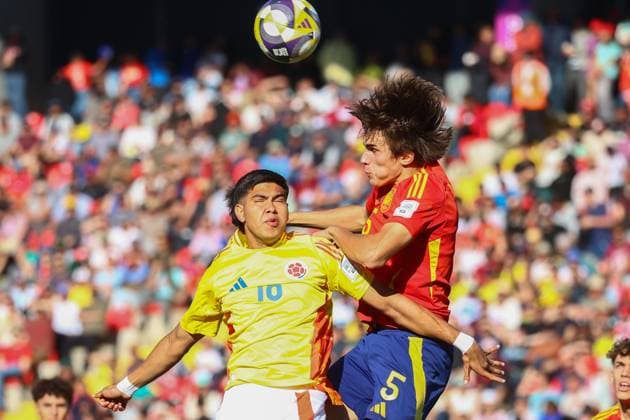 Futbol, Espana vs Colombia. Mundial sub 20, Chile 2025. El jugador de Espana Andres Cuenca, derecha, disputa el balon con Jose Cavadia de Colombia durante un partido de Cuartos de final del mundial sub 20 realizado en el estadio Fiscal de Talca, Chile. 11 10 2025 Eduardo Fortes Photosport Football, Spain vs Colombia. U-20 World Cup Championship. Spain™s player Andres Cuenca, left right center, vies for the ball against Jose Cavadia of Colombia during a round of 8 match of the U-20 World Cup at the Fiscal stadium in Talca, Chile. 11 10 2025 Eduardo Fortes Photosport Espana vs Colombia, mundial sub 20 Chile 2025