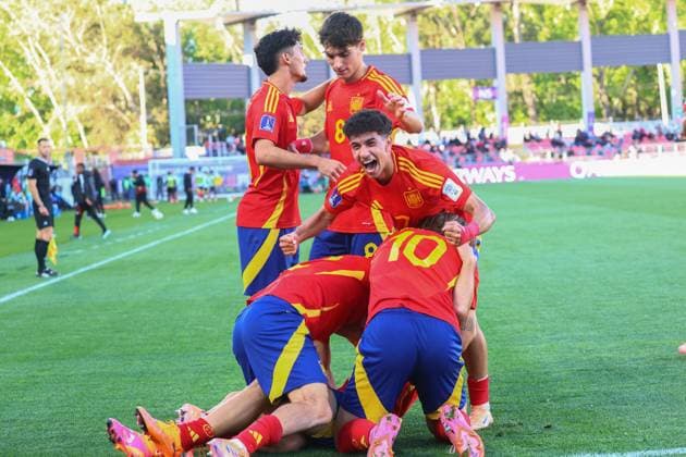Futbol, Espana vs Colombia. Mundial sub 20, Chile 2025. El jugador de Espana Jan Virgili, centro, celebra con sus companeros tras marcar un gol contra Colombia durante un partido de cuartos de final del mundial sub 20 disputado en el estadio Fiscal de Talca, Chile. 11 10 2025 Eduardo Fortes Photosport Football, Spain vs Colombia. U-20 World Cup Championship. Spain™s player Jan Virgili, center, celebrates with teammates after scoring against Colombia during a round of 8 match of the U-20 World Cup at the Fiscal stadium in Talca, Chile. 11 10 2025 Eduardo Fortes Photosport Espana vs Colombia, mundial sub 20 Chile 2025