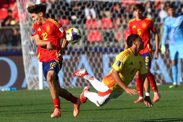 Futbol, Espana vs Colombia. Mundial sub 20, Chile 2025. El jugador de Colombia Eikin Rivero, derecha, disputa el balon con Thiago Pitarch de Espana durante un partido de Cuartos de final del mundial sub 20 realizado en el estadio Fiscal de Talca, Chile. 11 10 2025 Eduardo Fortes Photosport Football, Spain vs Colombia. U-20 World Cup Championship. Colombia player Eikin Rivero, right, vies for the ball against Thiago Pitarch of Spain during a round of 8 match of the U-20 World Cup at the Fiscal stadium in Talca, Chile. 11 10 2025 Eduardo Fortes Photosport Espana vs Colombia, mundial sub 20 Chile 2025
