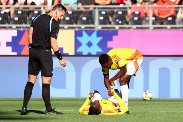 Futbol, Espana vs Colombia. Mundial sub 20, Chile 2025. El arbitro Joseph Dickerson dirige un partido de cuartos de final del mundial sub 20 entre Espana y Colombia realizado en el estadio Fiscal de Talca, Chile. 11 10 2025 Eduardo Fortes Photosport Football, Spain vs Colombia. U-20 World Cup Championship. Referee Joseph Dickerson leads a round of 8 match of the U-20 World Cup between Spain sn South Africa at the Fiscal stadium in Talca, Chile. 11 10 2025 Eduardo Fortes Photosport Espana vs Colombia, mundial sub 20 Chile 2025 