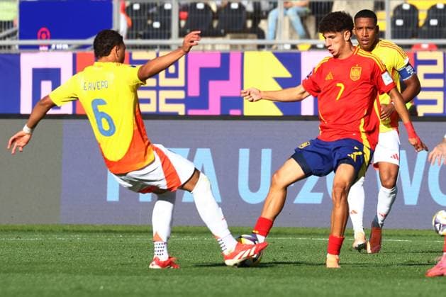 Futbol, Espana vs Colombia. Mundial sub 20, Chile 2025. El jugador de Espana Rayane Belaid, derecha, disputa el balon con Eikin Rivero de Colombia durante un partido de Cuartos de final del mundial sub 20 realizado en el estadio Fiscal de Talca, Chile. 11 10 2025 Eduardo Fortes Photosport Football, Spain vs Colombia. U-20 World Cup Championship. Spain™s player Rayane Belaid, right, vies for the ball against Eikin Rivero of Colombia during a round of 8 match of the U-20 World Cup at the Fiscal stadium in Talca, Chile. 11 10 2025 Eduardo Fortes Photosport Espana vs Colombia, mundial sub 20 Chile 2025