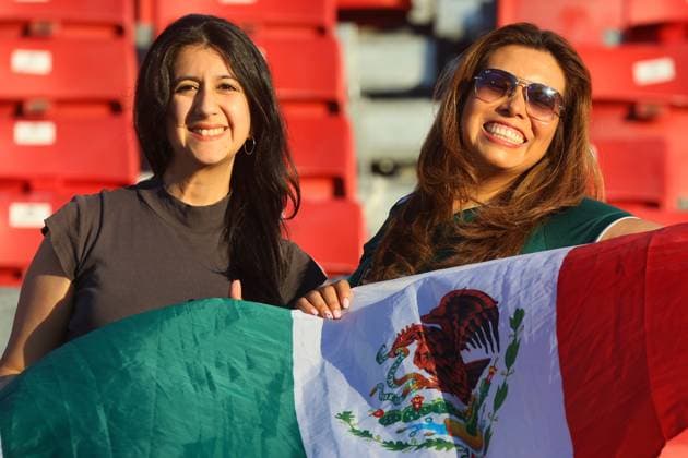 Futbol, Mexico vs Argentina. Mundial sub 20, Chile 2025. Hinchas de Mexico son fotografiados durante un partido de cuartos de final del mundial sub 20 contra Argentina disputado en el estadio Nacional de Santiago, Chile. 11 10 2025 Jonnathan Oyarzun Photosport Football, Mexico vs Argentina. U-20 World Cup Championship. Mexico™s fans are pictured during a quarterfinal match of the U-20 World Cup against Argentina at the Nacional stadium in Santiago, Chile. 11 10 2025 Jonnathan Oyarzun Photosport Mexico vs Argentina, mundial sub 20 Chile 2025 