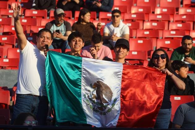 Futbol, Mexico vs Argentina. Mundial sub 20, Chile 2025. Hinchas de Mexico son fotografiados durante un partido de cuartos de final del mundial sub 20 contra Argentina disputado en el estadio Nacional de Santiago, Chile. 11 10 2025 Jonnathan Oyarzun Photosport Football, Mexico vs Argentina. U-20 World Cup Championship. Mexico™s fans are pictured during a quarterfinal match of the U-20 World Cup against Argentina at the Nacional stadium in Santiago, Chile. 11 10 2025 Jonnathan Oyarzun Photosport Mexico vs Argentina, mundial sub 20 Chile 2025 