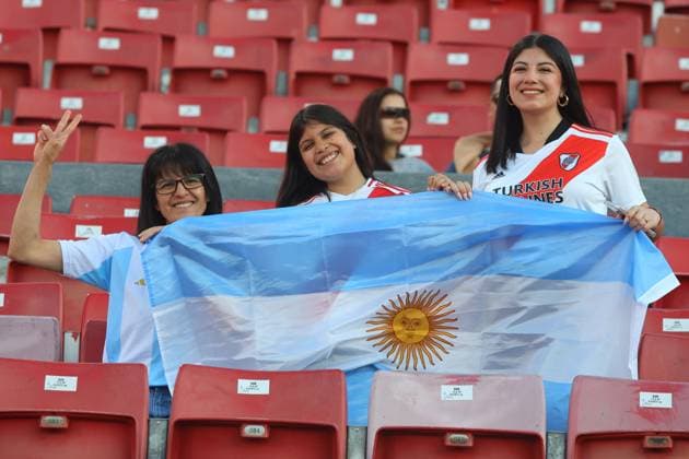 Futbol, Mexico vs Argentina. Mundial sub 20, Chile 2025. Hinchas de Argentina son fotografiados durante un partido de cuartos de final del mundial sub 20 contra Mexico disputado en el estadio Nacional de Santiago, Chile. 11 10 2025 Jonnathan Oyarzun Photosport Football, Mexico vs Argentina. U-20 World Cup Championship. Argentina™s fans are pictured during a quarterfinal match of the U-20 World Cup against Mexico at the Nacional stadium in Santiago, Chile. 11 10 2025 Jonnathan Oyarzun Photosport Mexico vs Argentina, mundial sub 20 Chile 2025 