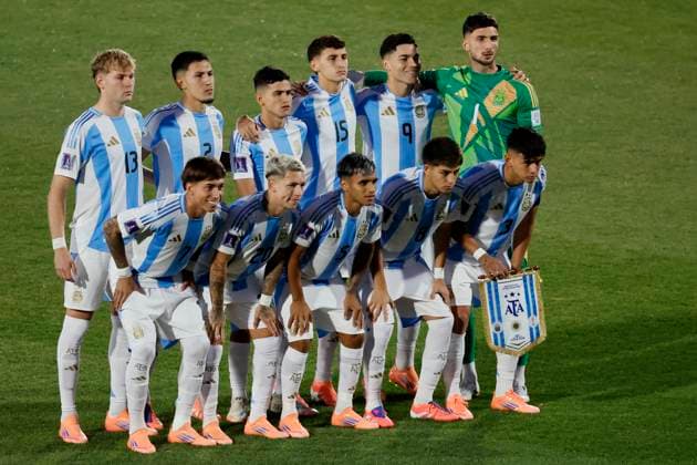 Futbol, Mexico vs Argentina. Mundial sub 20, Chile 2025. El equipo de Argentina es fotografiado durante un partido de eliminacion directa de los cuartos de final del mundial sub 20 contra Mexico disputado en el estadio Nacional de Santiago, Chile. 11 10 2025 Andres Pina Photosport Football, Mexico vs Argentina. U-20 World Cup Championship. Argentina™s team are pictured during a U-20 World Cup, quarter final knock out match, against Mexico at the Nacional stadium in Santiago, Chile. 11 10 2025 Andres Pina Photosport Mexico vs Argentina, mundial sub 20 Chile 2025 