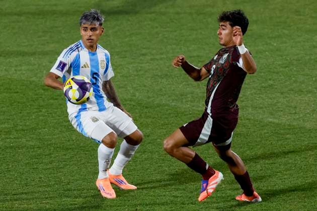 Futbol, Mexico vs Argentina. Mundial sub 20, Chile 2025. El jugador de Mexico Elias Montiel, derecha, disputa el balon con Milton Delgado de Argentina durante un partido de eliminacion directa de los cuartos de final del mundial sub 20 realizado en el estadio Nacional de Santiago, Chile. 11 10 2025 Andres Pina Photosport Football, Mexico vs Argentina. U-20 World Cup Championship. Mexico™s player Elias Montiel, right, vies for the ball with Milton Delgado of Argentina during a U-20 World Cup, quarter final knock out match, at the Nacional stadium in Santiago, Chile. 11 10 2025 Andres Pina Photosport Mexico vs Argentina, mundial sub 20 Chile 2025
