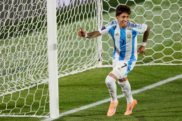 Futbol, Mexico vs Argentina. Mundial sub 20, Chile 2025. El jugador de Argentina Maher Carrizo celebra tras marcar un gol contra Mexico durante un partido de eliminacion directa de los cuartos de final del mundial sub 20 realizado en el estadio Nacional de Santiago, Chile. 11 10 2025 Andres Pina Photosport Football, Mexico vs Argentina. U-20 World Cup Championship. Argentina™s player Maher Carrizo celebrates after scoring against Mexico during a U-20 World Cup, quarter final knock out match, at the Nacional stadium in Santiago, Chile. 11 10 2025 Andres Pina Photosport Mexico vs Argentina, mundial sub 20 Chile 2025 