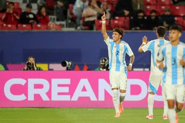 Futbol, Mexico vs Argentina. Mundial sub 20, Chile 2025. El jugador de Argentina Maher Carrizo, centro, celebra tras marcar un gol contra Mexico durante un partido de cuartos de final del mundial sub 20 disputado en el estadio Nacional de Santiago, Chile. 11 10 2025 Jonnathan Oyarzun Photosport Football, Mexico vs Argentina. U-20 World Cup Championship. Argentina™s player Maher Carrizo, center, celebrates after scoring against Mexico during a quarterfinal match of the U-20 World Cup at the Nacional stadium in Santiago, Chile. 11 10 2025 Jonnathan Oyarzun Photosport Mexico vs Argentina, mundial sub 20 Chile 2025