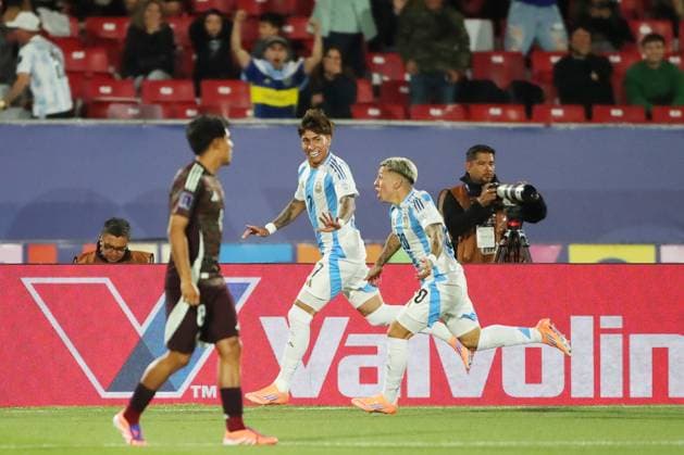 Futbol, Mexico vs Argentina. Mundial sub 20, Chile 2025. El jugador de Argentina Maher Carrizo, centro, celebra tras marcar un gol contra Mexico durante un partido de cuartos de final del mundial sub 20 disputado en el estadio Nacional de Santiago, Chile. 11 10 2025 Jonnathan Oyarzun Photosport Football, Mexico vs Argentina. U-20 World Cup Championship. Argentina™s player Maher Carrizo, center, celebrates after scoring against Mexico during a quarterfinal match of the U-20 World Cup at the Nacional stadium in Santiago, Chile. 11 10 2025 Jonnathan Oyarzun Photosport Mexico vs Argentina, mundial sub 20 Chile 2025
