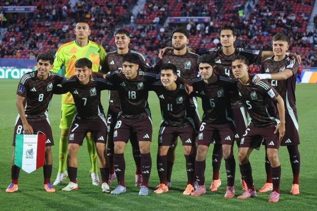Futbol, Mexico vs Argentina. Mundial sub 20, Chile 2025. El equipo de Mexico es fotografiado durante un partido de cuartos de final del mundial sub 20 contra Argentina disputado en el estadio Nacional de Santiago, Chile. 11 10 2025 Jonnathan Oyarzun Photosport Football, Mexico vs Argentina. U-20 World Cup Championship. Mexico™s team are pictured during a quarterfinal match of the U-20 World Cup against Argentina at the Nacional stadium in Santiago, Chile. 11 10 2025 Jonnathan Oyarzun Photosport Mexico vs Argentina, mundial sub 20 Chile 2025 