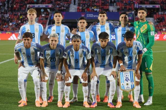 Futbol, Mexico vs Argentina. Mundial sub 20, Chile 2025. El equipo de Argentina es fotografiado durante un partido de cuartos de final del mundial sub 20 contra Mexico disputado en el estadio Nacional de Santiago, Chile. 11 10 2025 Jonnathan Oyarzun Photosport Football, Mexico vs Argentina. U-20 World Cup Championship. Argentina™s team are pictured during a quarterfinal match of the U-20 World Cup against Mexico at the Nacional stadium in Santiago, Chile. 11 10 2025 Jonnathan Oyarzun Photosport Mexico vs Argentina, mundial sub 20 Chile 2025 