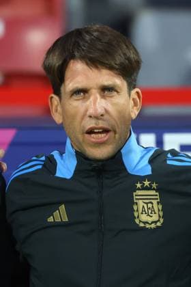 Futbol, Mexico vs Argentina. Mundial sub 20, Chile 2025. El entrenador de Argentina Diego Placente es fotografiado durante un partido de cuartos de final del mundial sub 20 contra Mexico disputado en el estadio Nacional de Santiago, Chile. 11 10 2025 Jonnathan Oyarzun Photosport Football, Mexico vs Argentina. U-20 World Cup Championship. Argentina™s manager Diego Placente is pictured during a quarterfinal match of the U-20 World Cup against Mexico at the Nacional stadium in Santiago, Chile. 11 10 2025 Jonnathan Oyarzun Photosport Mexico vs Argentina, mundial sub 20 Chile 2025 