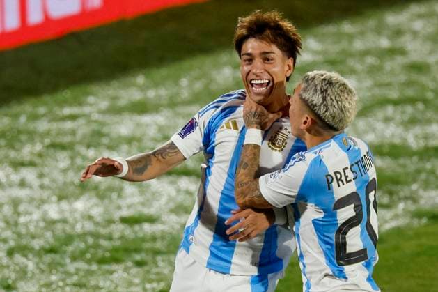 Futbol, Mexico vs Argentina. Mundial sub 20, Chile 2025. El jugador de Argentina Maher Carrizo, izquierda, celebra con Gianluca Prestianni tras marcar un gol contra Mexico durante un partido de eliminacion directa de los cuartos de final del mundial sub 20 realizado en el estadio Nacional de Santiago, Chile. 11 10 2025 Andres Pina Photosport Football, Mexico vs Argentina. U-20 World Cup Championship. Argentina™s player Maher Carrizo, left, celebrates with Gianluca Prestianni after scoring against Mexico during a U-20 World Cup, quarter final knock out match, at the Nacional stadium in Santiago, Chile. 11 10 2025 Andres Pina Photosport Mexico vs Argentina, mundial sub 20 Chile 2025